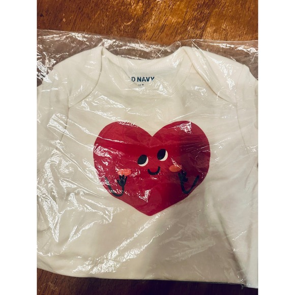 Old Navy Baby Bodysuit 18-24M White Red Heart Graphic Valentine's Day NWT - Picture 1 of 3